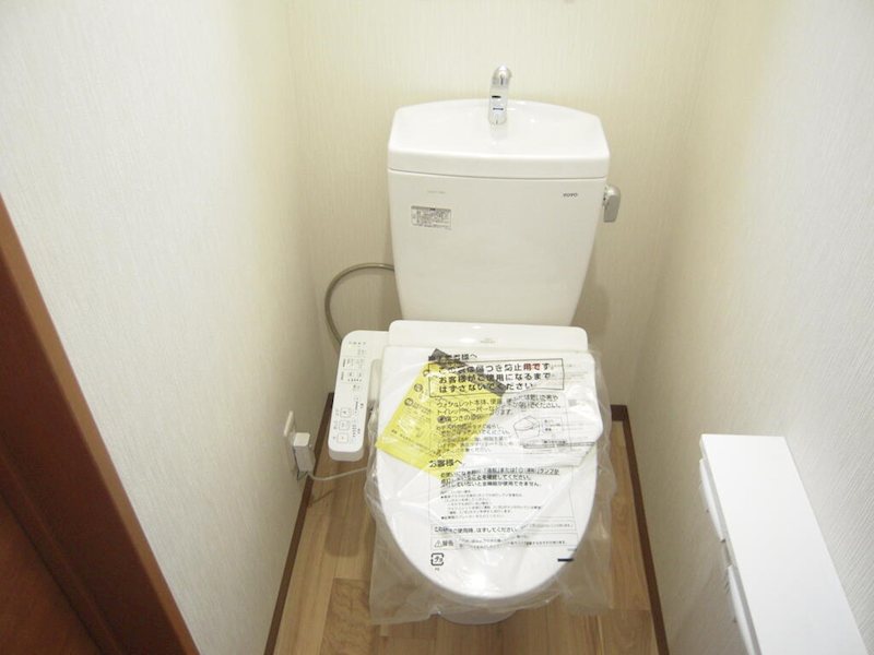 トイレ　建築時の写真のため実際には袋は取れてます。