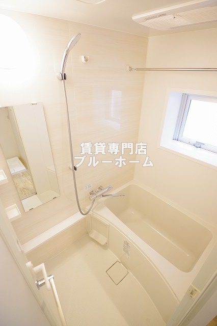 バス・シャワールーム　浴室乾燥機付きのお風呂です！換気窓もあるので、換気もできます