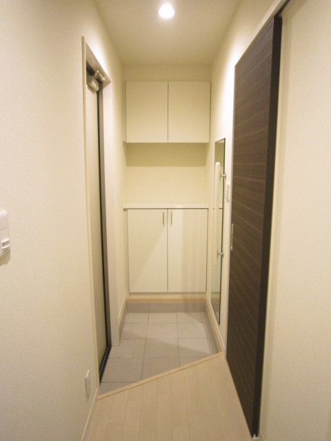 玄関　玄関収納も充実