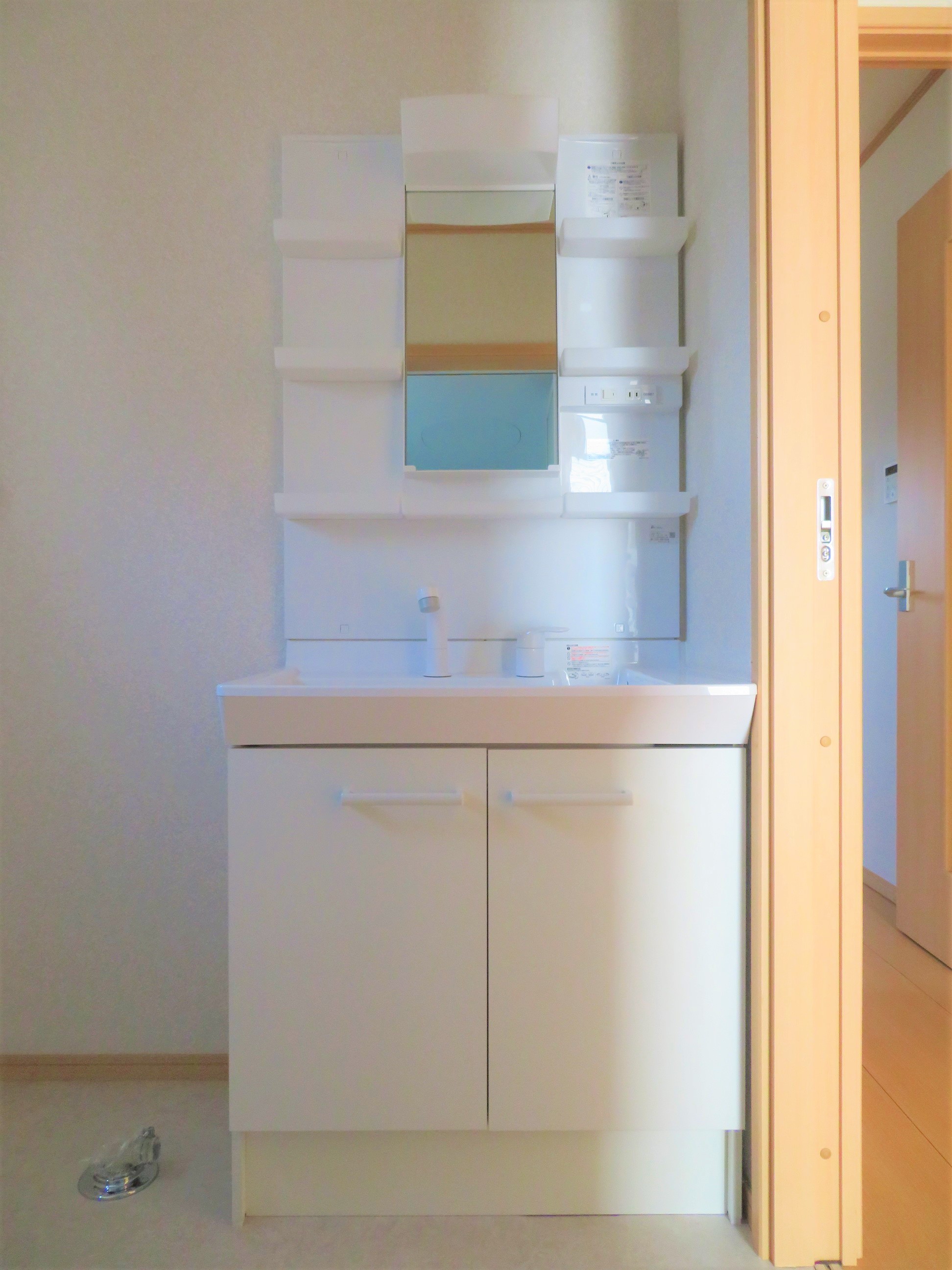 洗面設備　独立型洗面台！窓付きで換気できますね！