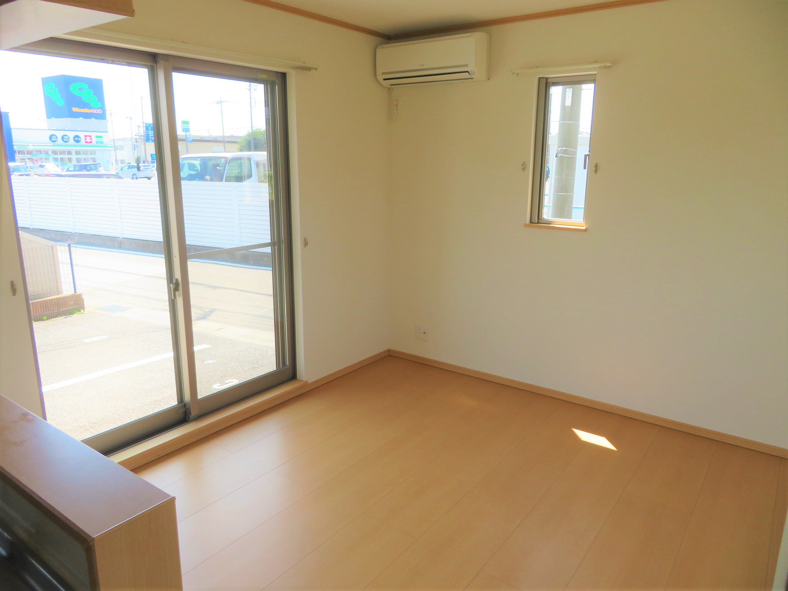 居室・リビング　広さ約12帖のリビング！2面採光で明るい室内です！