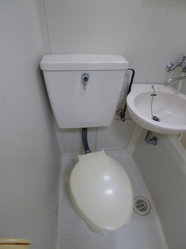 トイレ　３点ユニットバス。浴室内にトイレあり