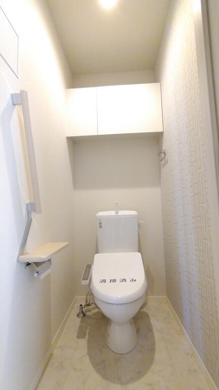 トイレ　温水洗浄便座付きトイレ♪収納棚付き。