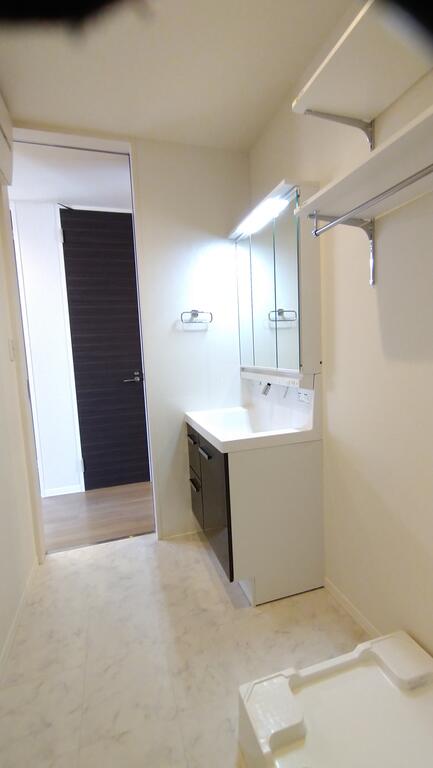 洗面設備　三面鏡付き洗髪洗浄洗面台及び室内洗濯機置き場もあります