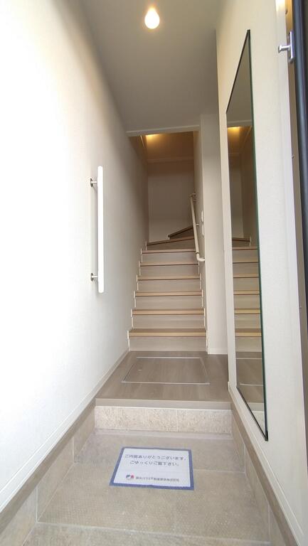 玄関　手すり及びシューズボックス付き玄関♪全身ミラー付きです♪