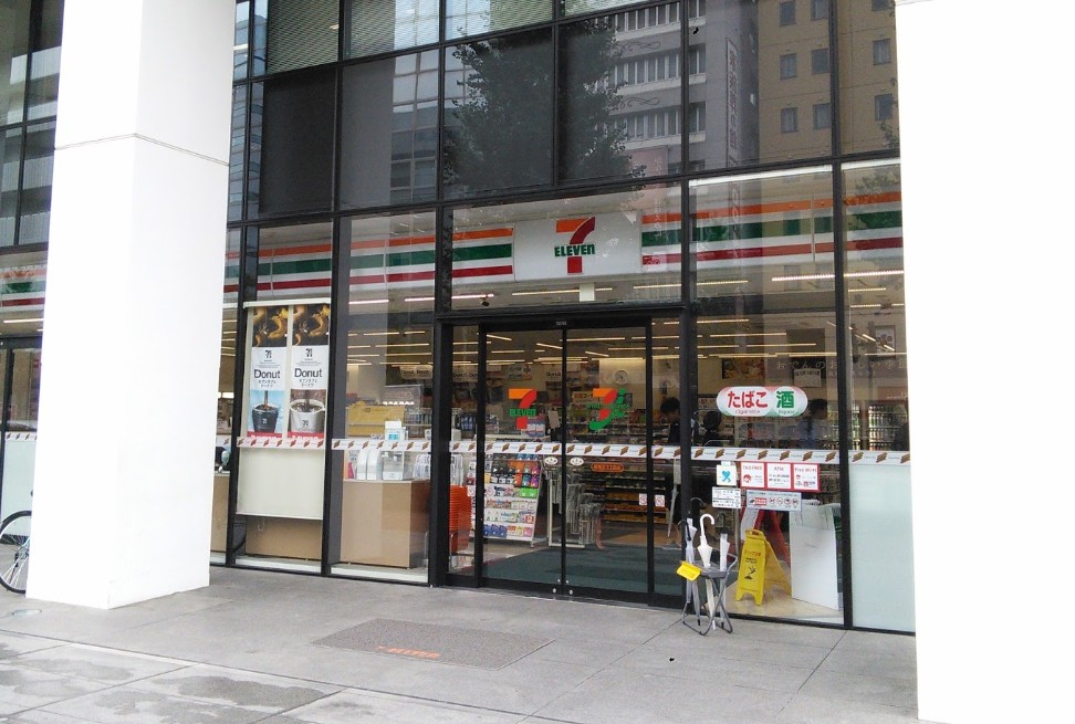 コンビニ　セブンイレブン新横浜3丁目店（コンビニ）まで204m