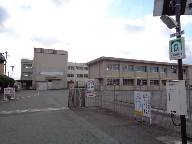 小学校　松阪市立花岡小学校（小学校）まで903m