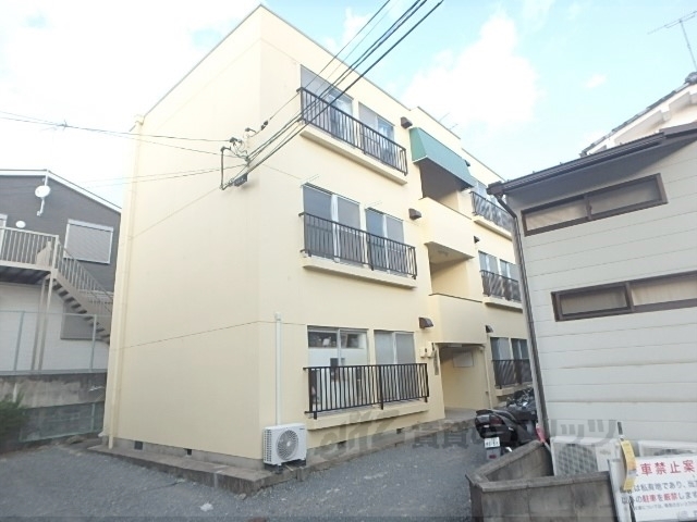 京都市山科区椥辻草海道町のマンションの建物外観