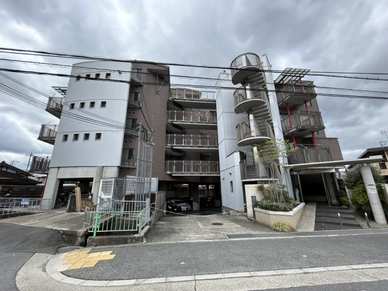 茨木市奈良町のマンションの建物外観