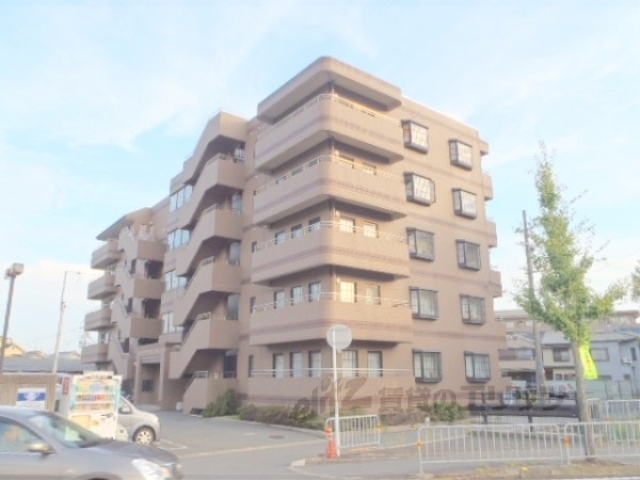 京都市西京区上桂御正町のマンションの建物外観