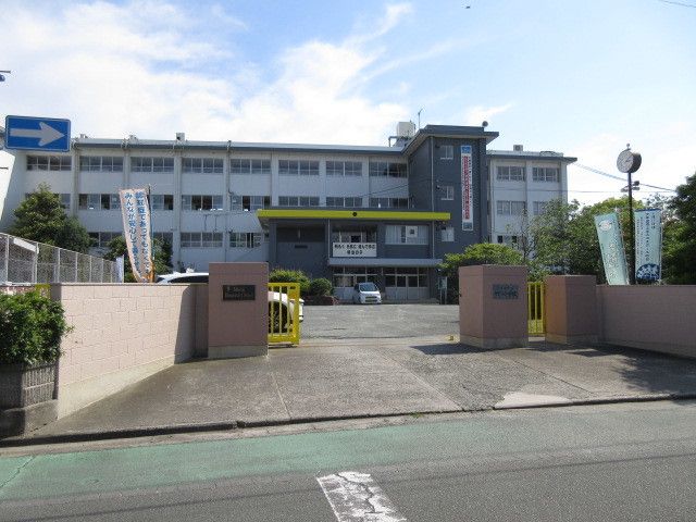 【Ｂｅｌｌａｇｉｏ　IIの小学校】