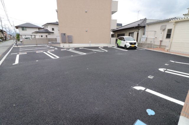 【甲府市上石田のアパートの駐車場】