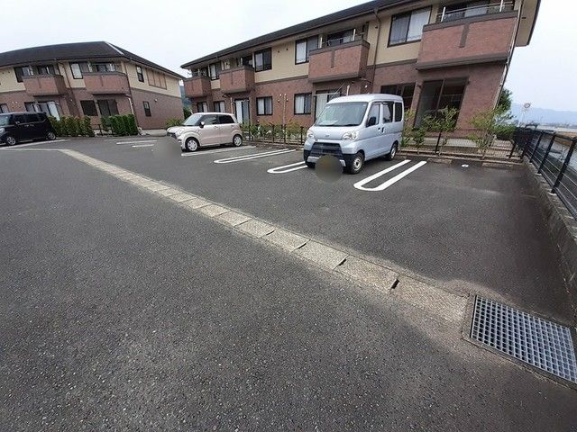 【小城市牛津町下砥川のアパートの駐車場】