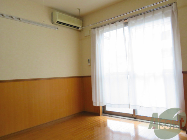 その他部屋・スペース　寝室には窓があるので、朝の目覚めが良さそうです。