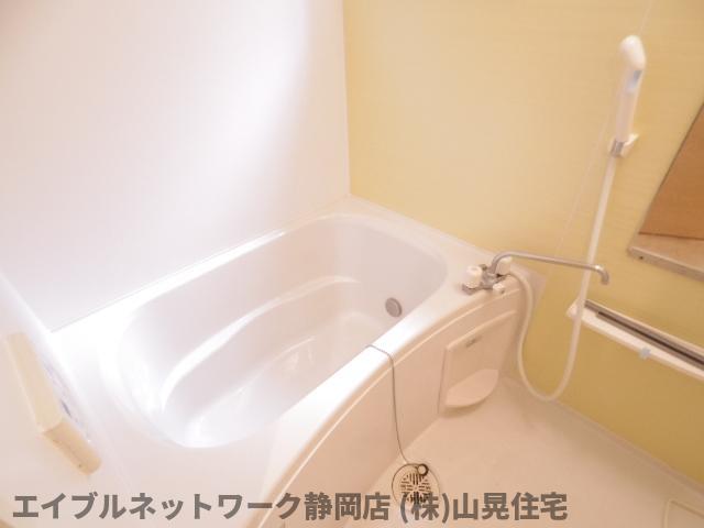 バス・シャワールーム　落ち着いた空間のお風呂です