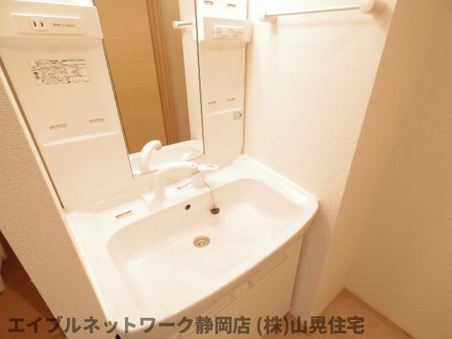 洗面設備　独立洗面台、朝の身支度には欠かせません