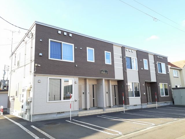 【苫小牧市拓勇西町のアパートの建物外観】