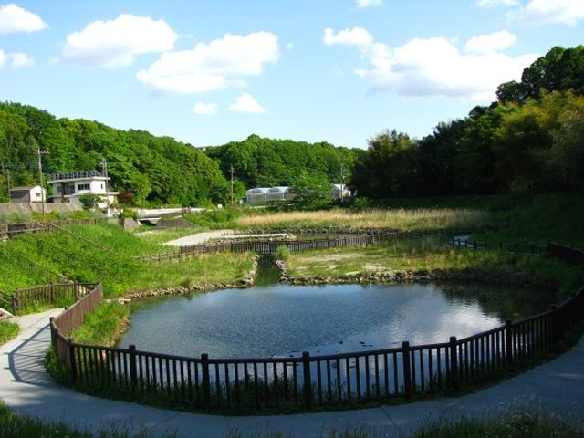 【横浜市緑区十日市場町のアパートの公園】