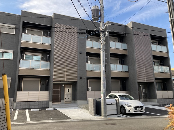 建物外観　宅配ボックスつき