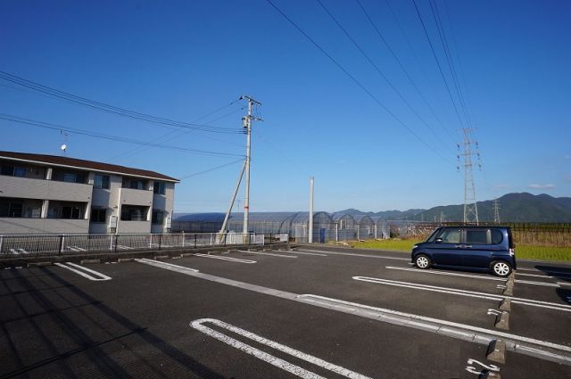 【ジュネス感田Ｂの駐車場】