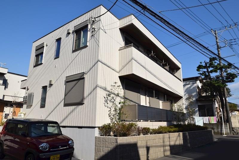 【藤沢市鵠沼藤が谷のマンションの建物外観】