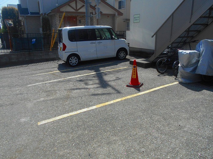 【国分寺市光町のアパートの駐車場】