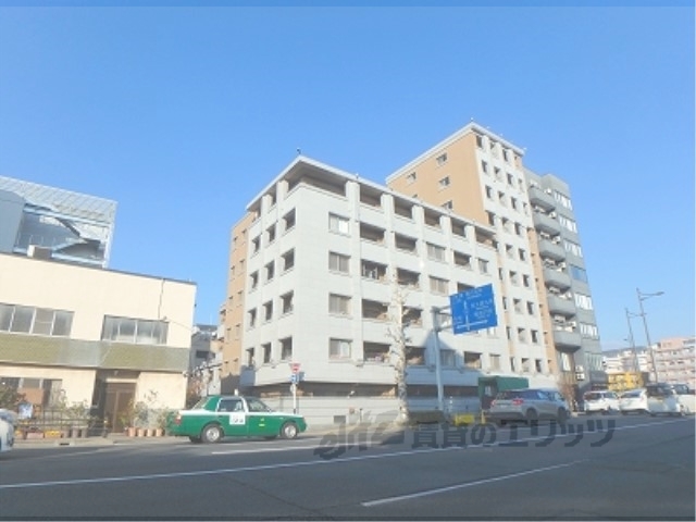 【京都市右京区西院南高田町のマンションの建物外観】