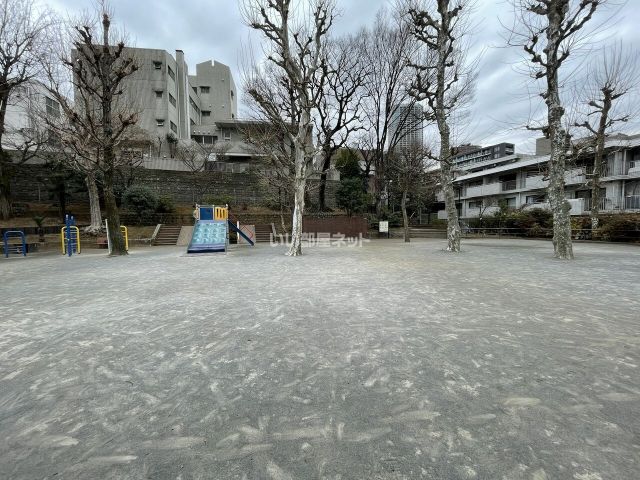 【ラティエラ四谷の公園】