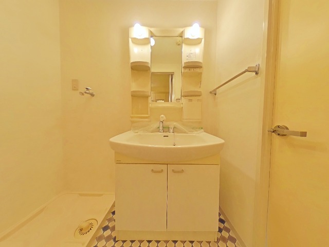 洗面設備　ゆったりとスペースのある洗面所