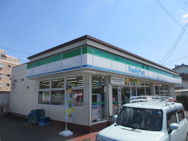 コンビニ　ファミリーマート（コンビニ）まで500m
