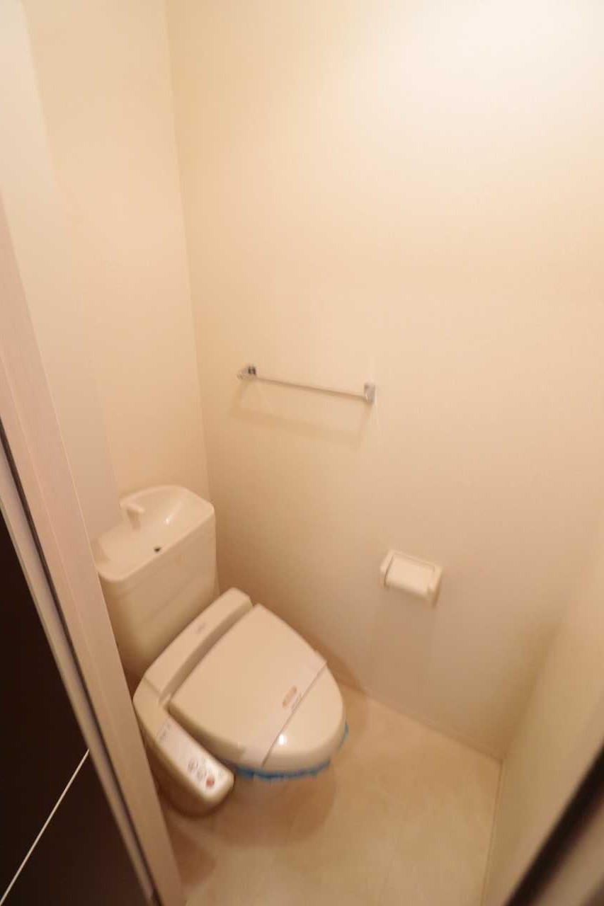 トイレ　＊同物件、別部屋になります。