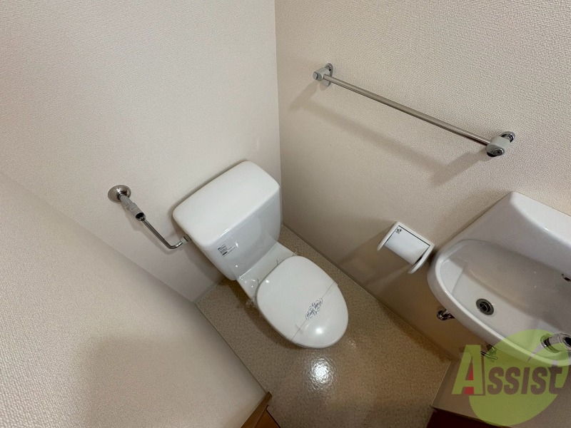 トイレ　トイレです。タオル掛けもついて便利ですね
