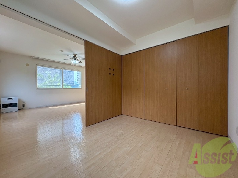 その他部屋・スペース　こちらが寝室です。窓が大きくて明るいですね。