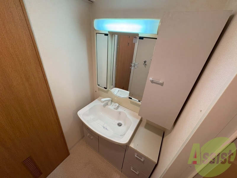 洗面設備　独立洗面台です。大きくてよいですね。シャンプーもできます。