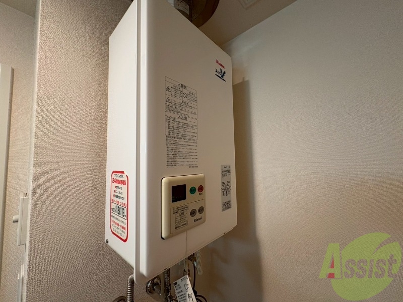 その他設備　給湯器です。操作しやすいパネルになってます。