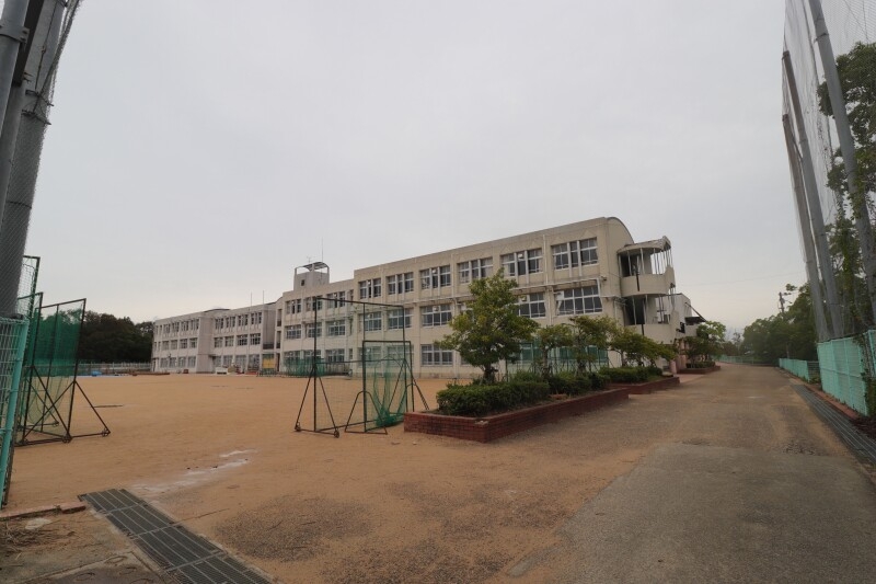 中学校　神戸市立有野中学校（中学校）まで2096m