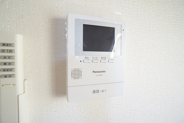 セキュリティ　来訪者の姿を確認できるＴＶモニター付インターホン設置済です！