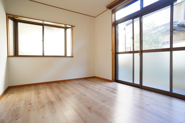 居室・リビング　２面採光なので、明るく風通しのよい過ごしやすいお部屋です♪
