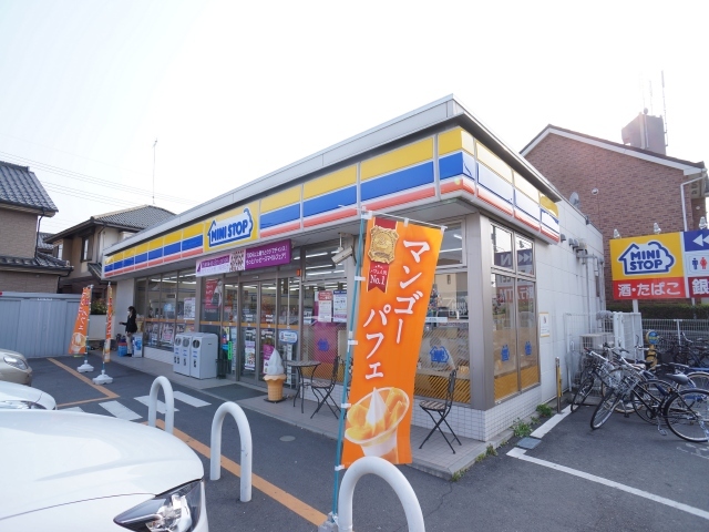 コンビニ　ミニストップ日野石田店（コンビニ）まで895m