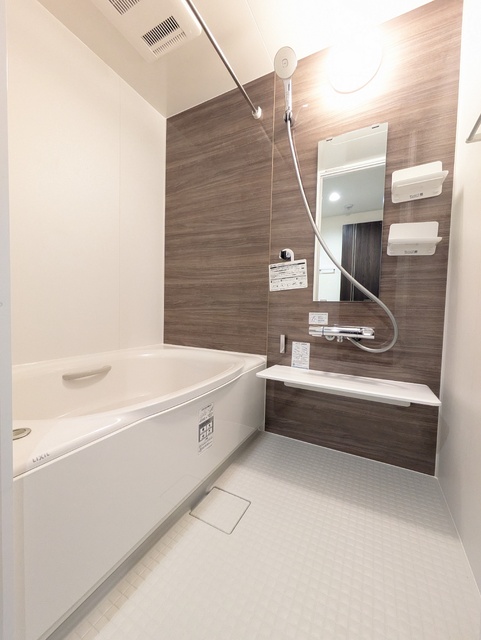 バス・シャワールーム　ゆとりのあるお風呂ですね