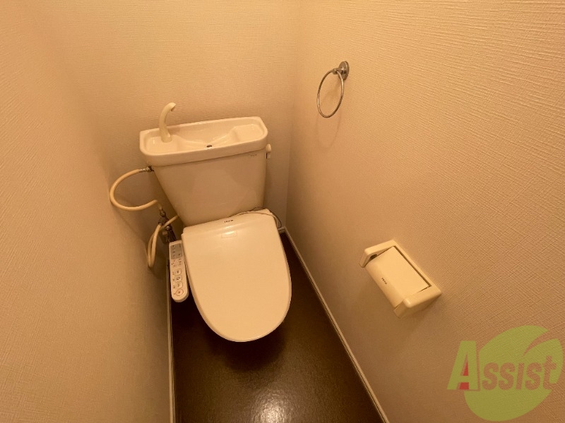 トイレ　トイレは嬉しい温水洗浄便座となっております。