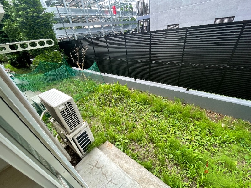 バルコニー　バルコニーはございませんが洗濯物を干すスペースはあります。