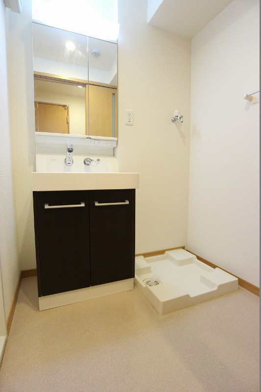 洗面設備　ゆったりとした脱衣所