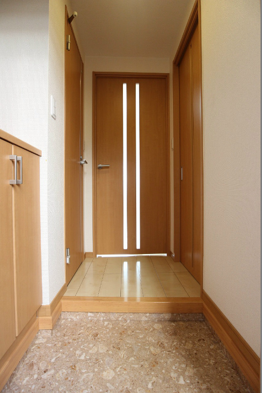 玄関　木の温もりを感じる色遣い