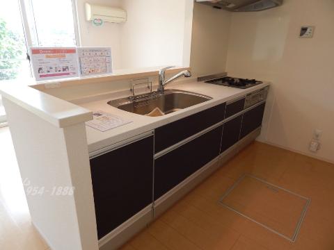 キッチン　ガスコンロとグリル付システムキッチン