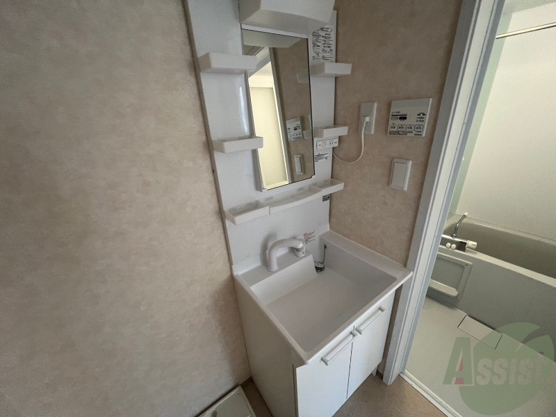 洗面設備　洗面は収納もあるので身支度にとても便利です