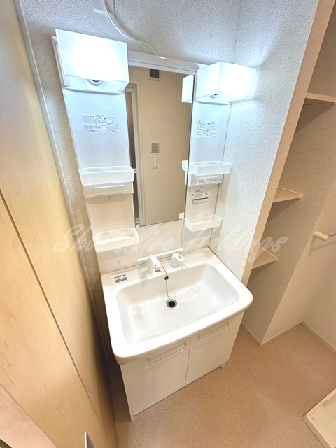 洗面設備　明るい洗面所です