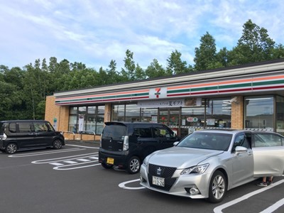 コンビニ　セブンイレブン（コンビニ）まで895m