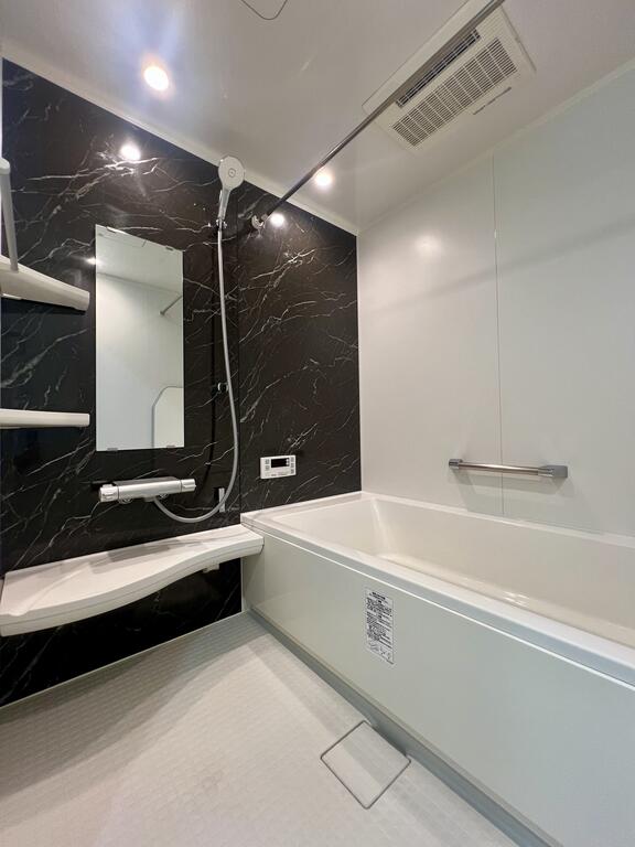 バス・シャワールーム　十分なスペースを確保したバスルーム（10.02撮影）