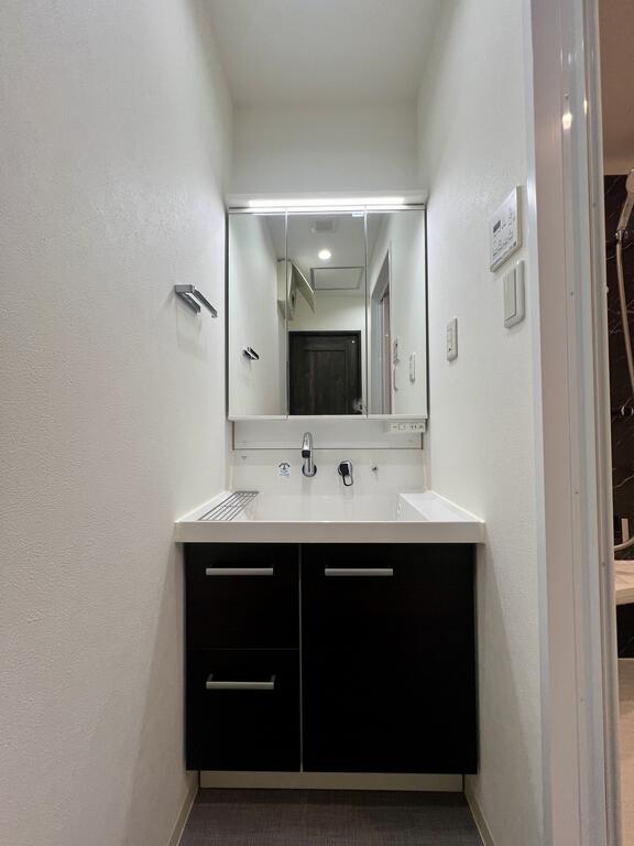 洗面設備　3面鏡・収納付き洗面台（2025.10.02撮影）